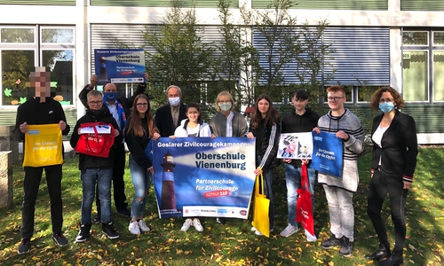 Schulleiterin Ulrike Eilers, Prof. Michael Jischa, Günter Koschig und Babette Rost mit den GewinnerInnen des GZK-Zivilcouragequizes.