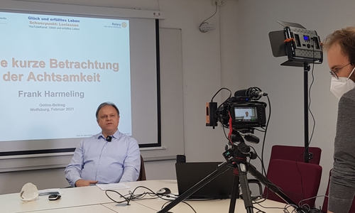 Frank Harmeling, Lehrbeauftragter an der Ostfalia (links), bei der Aufnahme der aktuellen Videofolge des Formats Glück und erfülltes Leben mit dem Videotechniker Tim Hondke, klangtapete e.V. (rechts).