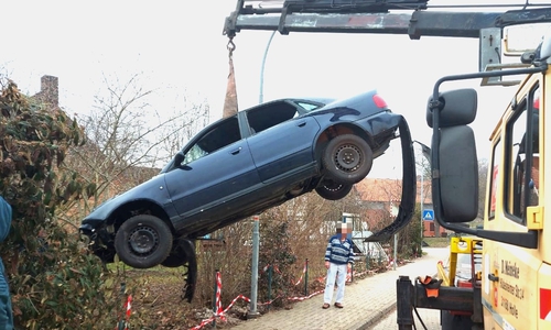 Ein 19-Jähriger fuhr betrunken in eine Bushaltestelle in Bornum. 
