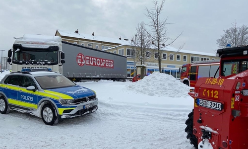 Im Kreisel an der Marienburger Straße hat sich ein LKW festgefahren. Derartiges geschieht derzeit vielerorts in Goslar. 