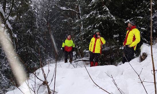 Betriebsdezernent Christian Schulz, Revierförster Mathias Weikert und  Forstwirtschaftsmeister Alexander Frese (von links nach rechts) vom Forstamt  Clausthal begutachteten kürzlich die Winter-Baustelle. Kaum zu glauben, dass vor  den Toren von Altenau am Mühlenberg bald wieder Kuh-Glocken läuten könnten.