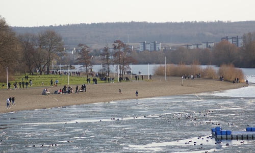Zahlreiche Menschen nutzen das schöne Wetter und kamen für einen kleinen Ausflug an den Salzgittersee, 