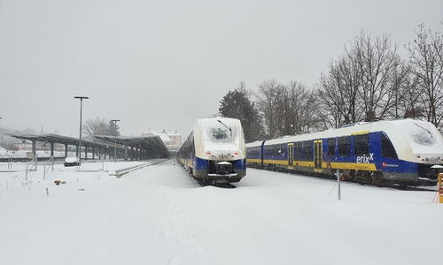 Auf der Schiene geht nichts mehr. Gegen Mittag wollen die Eisenbahngesellschaften die Lage neu bewerten.