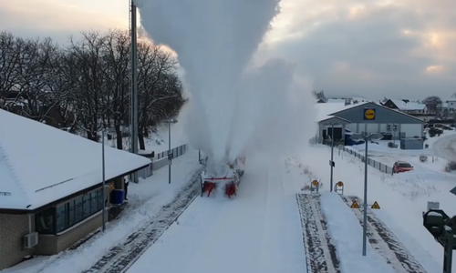 Weithin sichtbar zieht die riesige Wolke über die Schienen. Hier am Bahnhof in Vienenburg. 