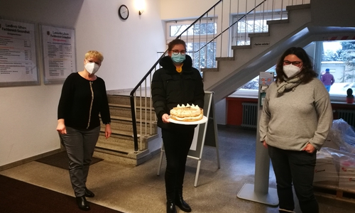 Anna Kyszkiewicz (Mitte) brachte Torten vom Landcafé Neubokel in das Gesundheitsamt Gifhorn. Ines Weber (l.) und Nadja Treiber nahmen diese dankend entgegen.