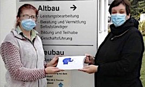Frau W. (li.) bei der Übergabe des Geschenkpäckchens durch ihre Arbeitsvermittlerin.