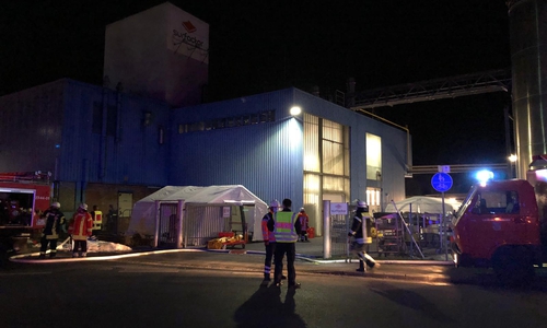 In einem Zelt wurden die eingesetzten Kräfte der Feuerwehr dekontaminiert. 