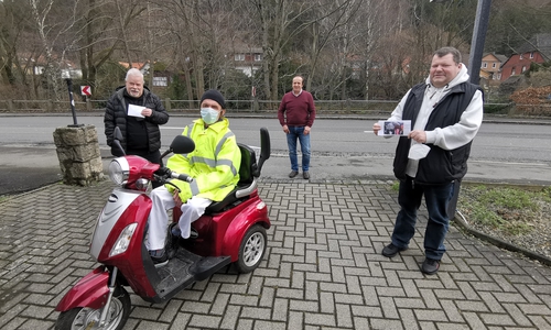 Von links nach rechts: Peter König, Geschäftsführer Unbehindert gUG, Stefan Empen auf seinem neuen Seniorenmobil, Erol Gültepe, Versicherungsbüroinhaber und SPD-Ratsherr und Detlev Peinemann, Inhaber des Bestattungsintitutes Klotz bei der Spendenübergabe.  
