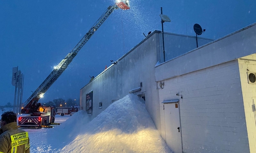 Die Schneemassen mussten von dem Dach entfernt werden.