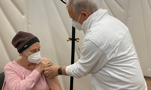 Hannelore Rese aus Braunschweig war die Erste, die im Goslarer Impfzentrum ihre Dosis erhielt.