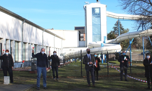 Der Gute Zweck e.V. finanziert für jedes neugeborene Schöninger Baby einen Wassergewöhnungskurs. Vor dem BZN präsentierten die Gutscheine (v.li.): Frauke Hilal, Bernd Maushake und Lydia Dreyzehner vom BZN, Bürgermeister Malte Schneider und der erweiterte Vorstand des Vereins (Susanne Schneider, Jan Fricke und Petra Krake).   