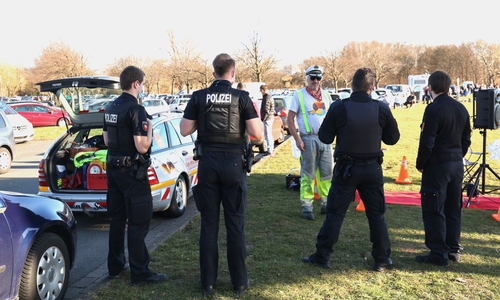 Polizei und Ordnungsamt waren vor Ort und beendeten die Darbietung des Alleinunterhalters.