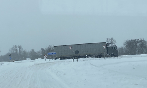 Auch hier auf der Auffahrt von der B6 zur A39 in Fahrtrichtung Braunschweig hat ein LKW seinen Grip verloren und hängt im Schnee fest. 