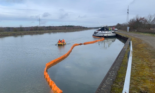 Ein Tanker war bei Gifhorn leck geschlagen.