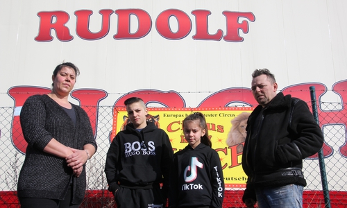 Eine Zirkusfamilie in Not. Cirkus Rudolf Busch sitzt seit fast einem Jahr im eigentlichen Winterquartier in Wolfsburg fest und steht nun vor dem Ruin. Der Direktor Gerhard Frank (rechts) und seine Familie stehen vor dem Ruin. Video und