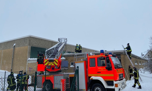 Die Feuerwehr musste das Dach räumen.