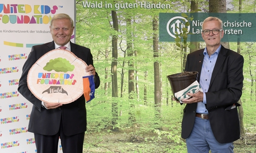  Jürgen Brinkmann (links) und Dr. Klaus Merker starteten am 19. Mai 2020 das Aufforstungsprojekt "United Kids Foundations Wald". Für das Waldstück nahe Torfhaus sind bereits 30.000 Bäume gespendet. 