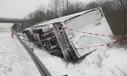 Kräne können bei der Schneemenge nicht eingesetzt werden und Räumfahrzeuge sind nicht verfügbar - Dieser LKW wurde vorerst aufgegeben.