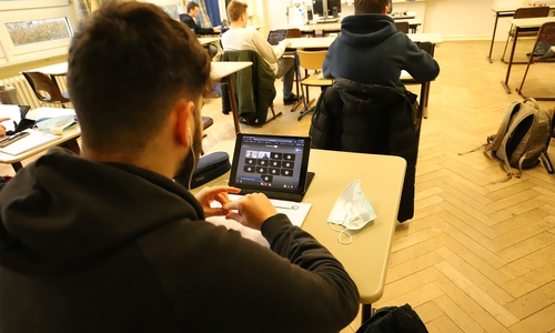 Die Abschlussklasse FOS Technik während eines Laborversuchs online an der Ostfalia zu Gast.  