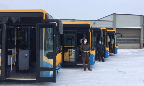 Landrat Dr. Andreas Ebel und Stephan Heidenreich, Geschäftsführer der VLG, sahen sich die neuen Busse der Fahrzeugflotte an.