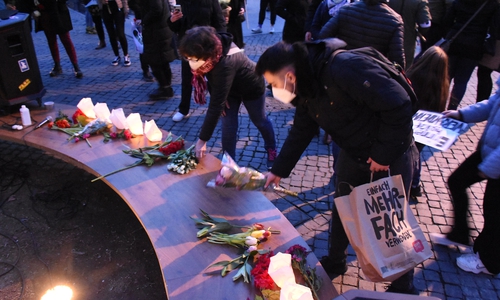Für die Opfer wurden Blumen niedergelegt und Kerzen angezündet.