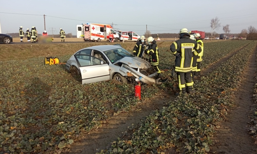 Das Auto kam schwer beschädigt auf einem Acker fernab der Fahrbahn zum Stehen. 