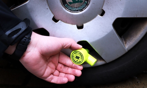 Die Ventilwächter sorgen dafür, dass die Luft aus den Reifen gelassen wird, sollte das Fahrzeug bewegt werden.