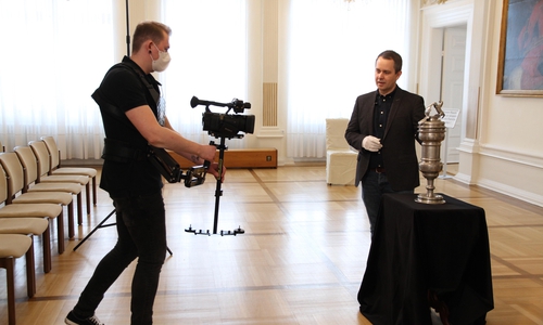 Arbeit auf Abstand: Arne Homann, Museumsleiter, und Marcel Senkel, Medienzentrum (mit Kamera), bei den Dreharbeiten zu einer Folge, die sich mit dem Gilde-Pokal von 1717 beschäftigt.