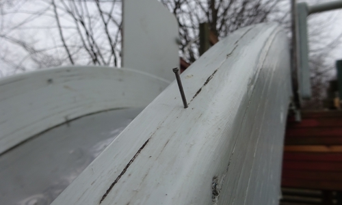 In den Handlauf einer Rutsche wurden Nägel geschlagen