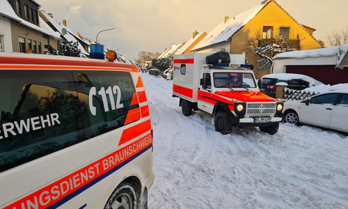 Ein Rettungsdienstfahrzeug mit Allradantrieb in einer Nebenstraße. 