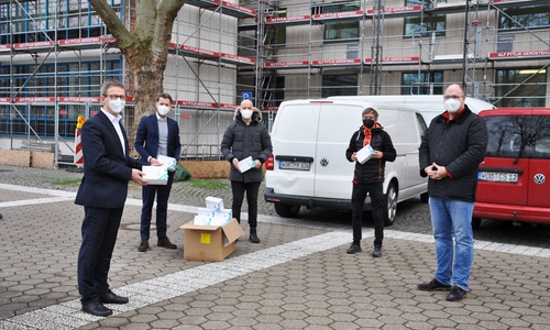 Oberbürgermeister Klaus Mohrs übernimmt die vom Wolfsburger Unternehmer Andreas Batke gespendeten Masken. 