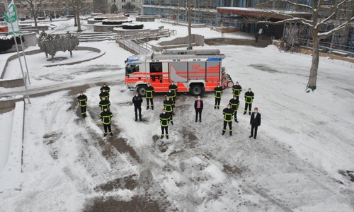 Mit Maske und Abstand stellten sich die neuen Kolleginnen und Kollegen der Berufsfeuerwehr gemeinsam auf dem Rathausvorplatz vor dem neuesten Löschfahrzeug der Berufsfeuerwehr auf.