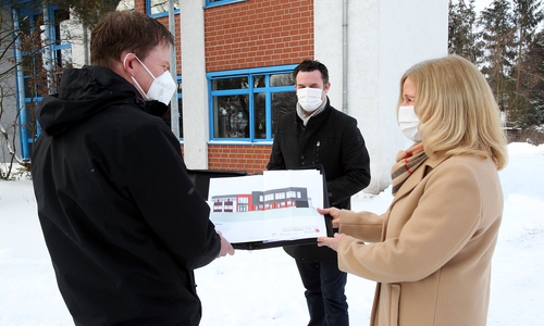 Karsten Moritz (Fachbereichsleiter Bauverwaltung), Bürgermeister Matthias Nerlich und die Schulleiterin der Michael-Ende-Schule Ulrike Schachtrupps –Jürgens mit der Ansicht des Neubaus. Sobald das Wetter es zulässt starten die Rohbauarbeiten für den Neubau.