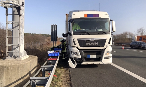 Der LKW beschädigte die Schutzplanke auf einer beträchtlichen Strecke, durchbrach sie aber nicht. 