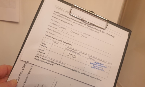 Impfpass vergessen? Kein Problem. Im Impfzentrum wird eine Ersatzbescheinigung ausgestellt. In der Hausarztpraxis können die Daten übertragen werden. 