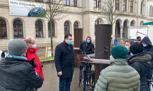 Der Landtagsabgeordnete Tobias Heilmann im Gespräch mit Landwirten in Hannover. 