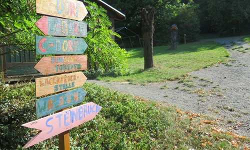 Noch liegt der Assezeltplatz im Dornröschenschlaf – im Sommer sollen hier aber 7 bis 13-jährige Kinder Spiel und Spaß in einer Ferienfreizeit erleben.