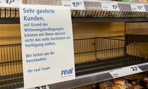 In manchen Supermärkten sind die Regale recht leer. Grund sind Lieferprobleme aufgrund des Wetters.