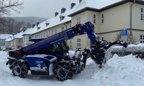 Mit Radladern und Lkw wird der Schnee aus den Straßen abtransportiert.