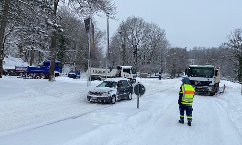 Radlader und LKW schaffen den Schnee aus den engen Altstadtstraßen. 