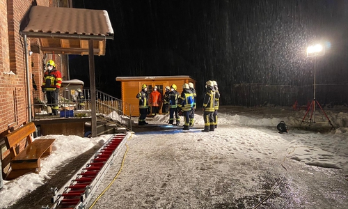 Der Feuerwehr kam das Wasser im Treppenhaus entgegen.