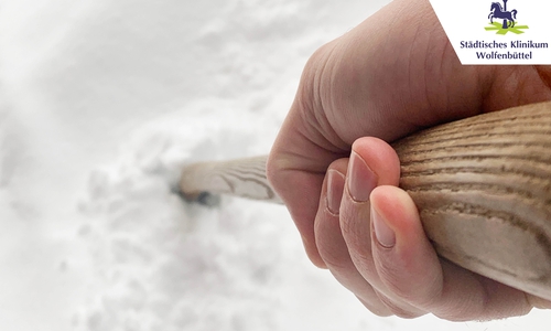Anstrengung in kalter Luft, zum Beispiel Schneeschaufeln, erhöht den Blutdruck und den Pulsschlag.