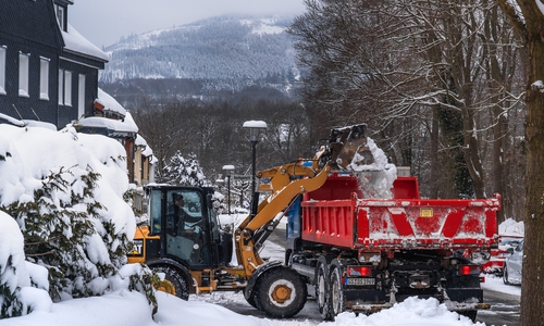 Am Georgenberg wird der Schnee per Radlader auf LKW geladen und zum Osterfeld gefahren.