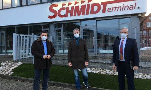 Uwe Schäfer (links) und Frank Oesterhelweg (rechts) informierten sich bei Der-Schmidt Geschäftsführer Philipp Cantauw über die Möglichkeiten.