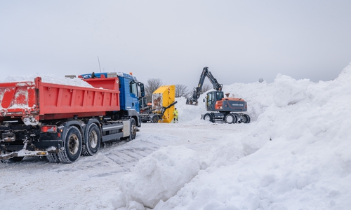 Der Schnee aus der Altstadt wird auf dem Osterfeld gelagert. 