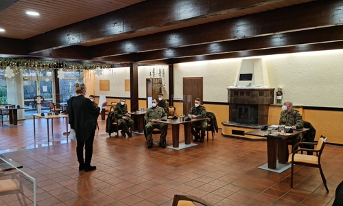 Sechs weitere Soldaten der Bundeswehr helfen im DRK-Seniorenzentrum Oelheim.