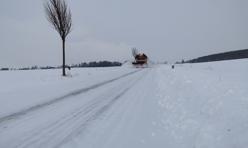 350 Kilometer Kreisstraße müssen schneefrei gehalten werden. Dafür ist der Winterdienst rund um die Uhr im Einsatz.
