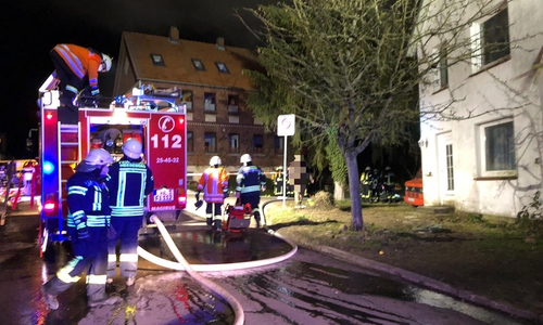 Bei Eintreffen der Feuerwehr vor Ort schlugen bereits Flammen aus dem Küchenfenster.