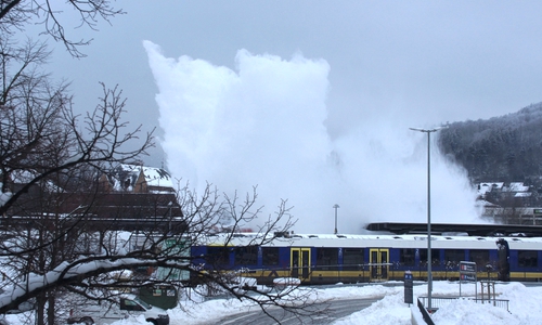 Die Schneeschleuder konnte die verschneiten Schienen mit Leichtigkeit nutzen. 