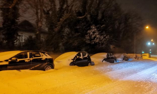 Eingeschneite Autos in Goslar - Die Schneeverwehungen sind hier gut zu erkennen.